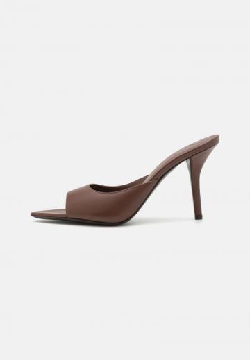 Босоножки на каблуке