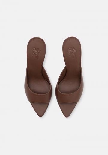 Босоножки на каблуке