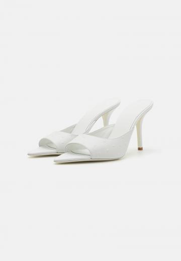 Босоножки на каблуке