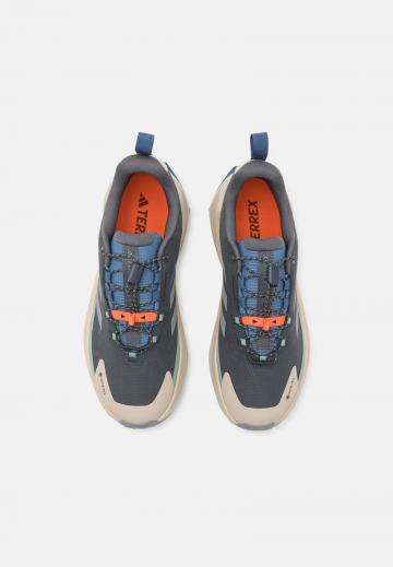 Походные кроссовки