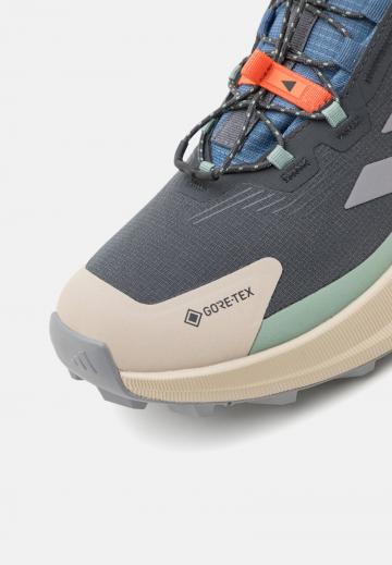 Походные кроссовки