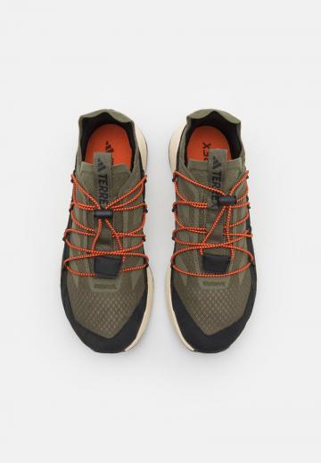 Походные кроссовки