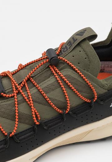 Походные кроссовки