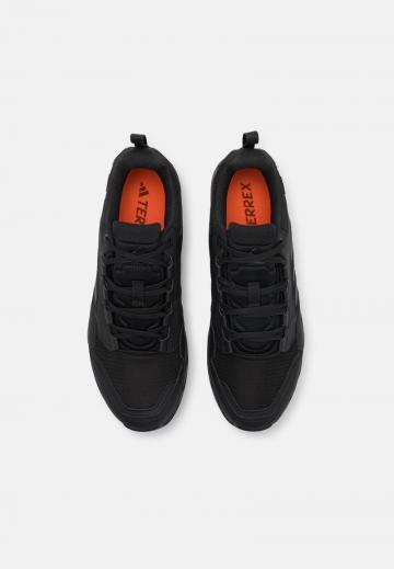 Походные кроссовки