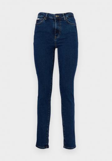 Узкие джинсы