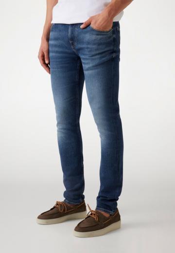 Узкие джинсы