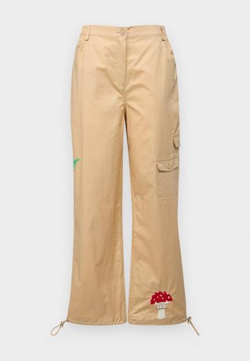 Брюки с накладными карманами