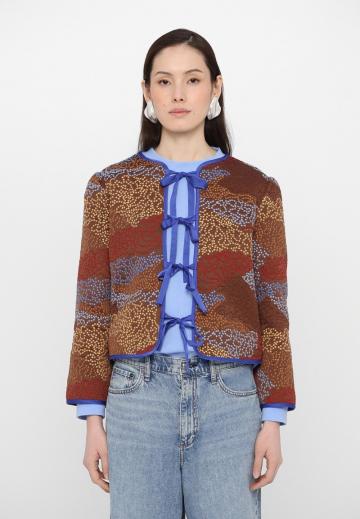 Жаккардовая вязаная кофта