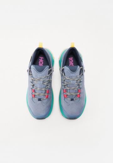 Походные кроссовки