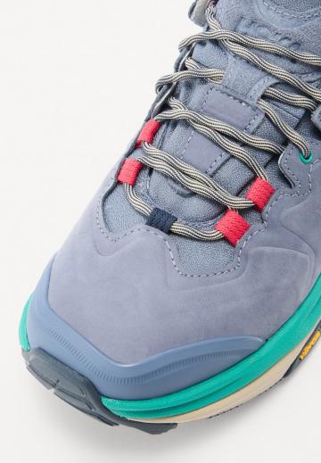 Походные кроссовки