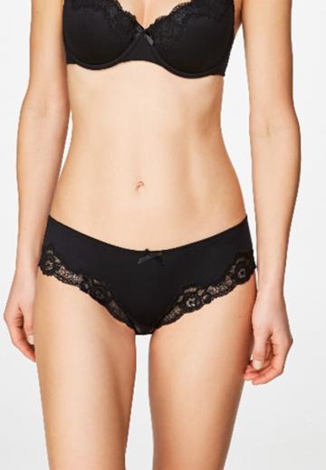 Трусы на бедрах