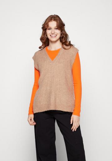 Длинный жилет