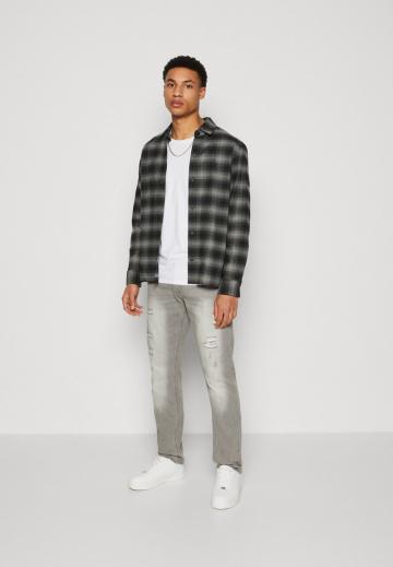 Узкие джинсы