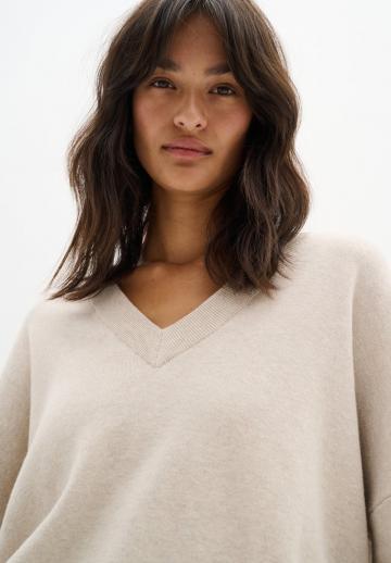 Пуловер с вырезом V