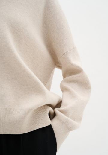 Пуловер с вырезом V