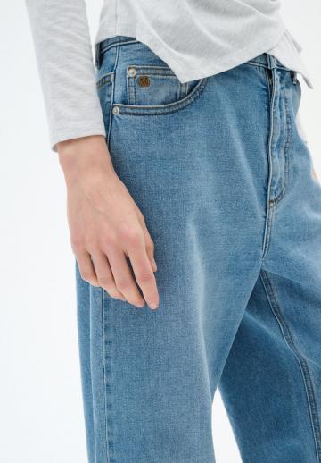 Прямые джинсы