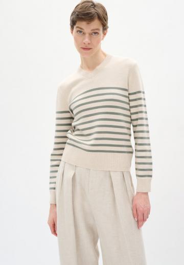 Пуловер с вырезом V