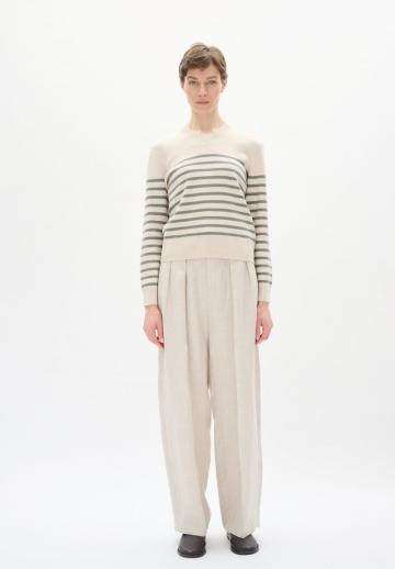 Пуловер с вырезом V