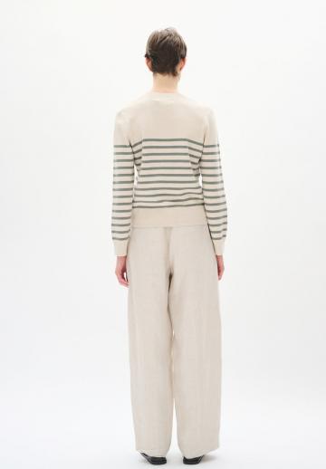 Пуловер с вырезом V