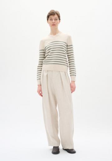 Пуловер с вырезом V