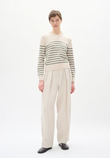 Пуловер с вырезом V