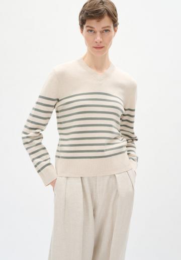 Пуловер с вырезом V