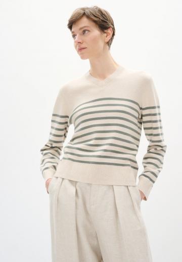 Пуловер с вырезом V