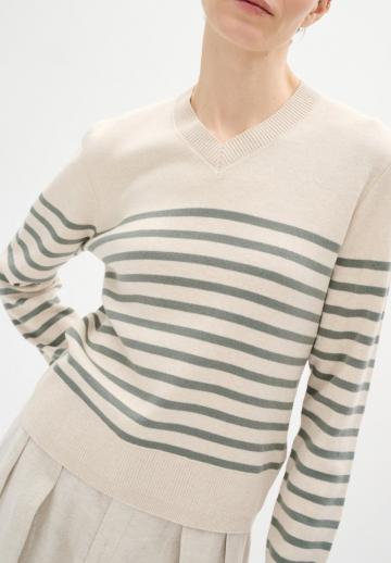 Пуловер с вырезом V