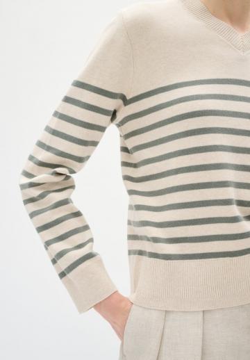 Пуловер с вырезом V