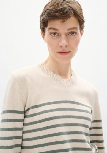 Пуловер с вырезом V