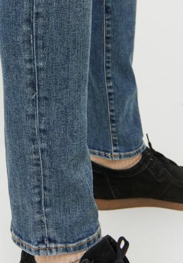 Прямые джинсы