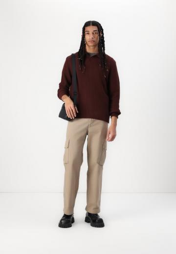 Брюки с накладными карманами