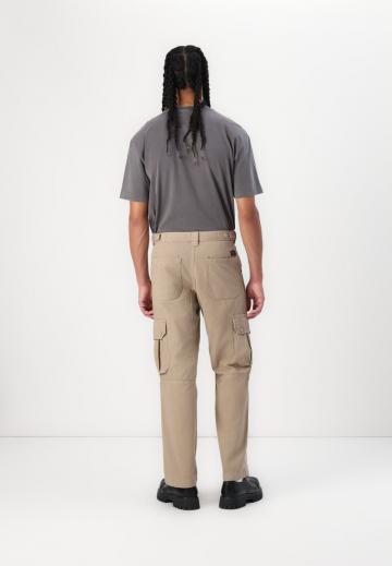 Брюки с накладными карманами