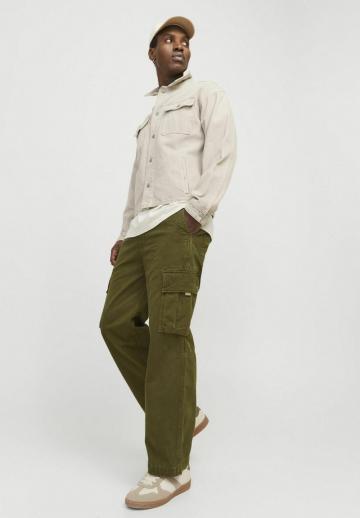 Брюки с накладными карманами