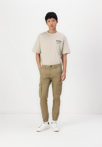 Брюки с накладными карманами