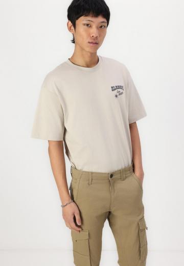 Брюки с накладными карманами