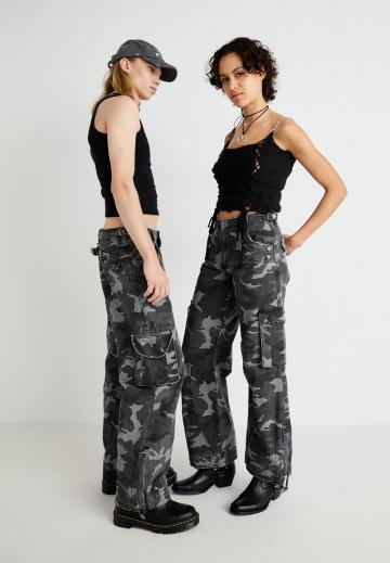 Брюки с накладными карманами