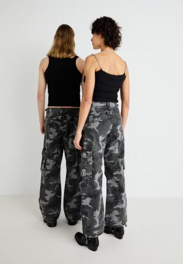 Брюки с накладными карманами