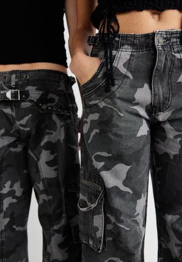 Брюки с накладными карманами