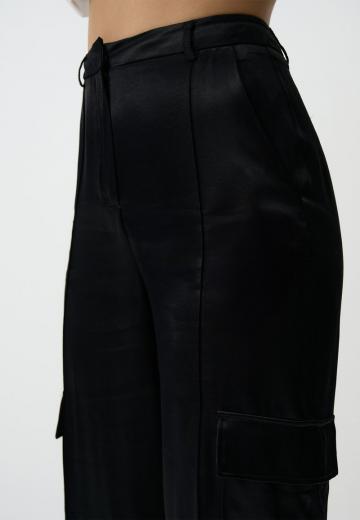 Брюки с накладными карманами