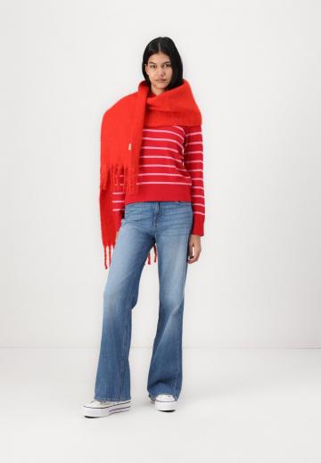 Пуловер в полоску