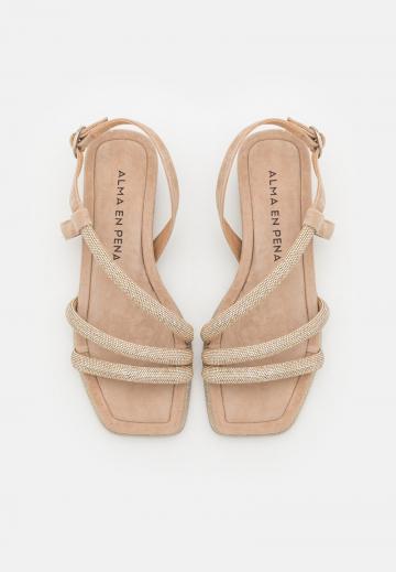 Босоножки на танкетке