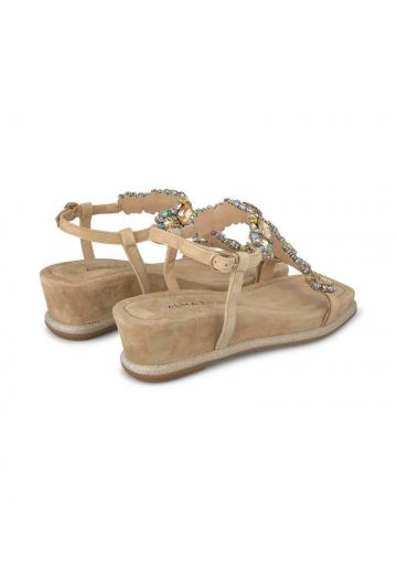 Босоножки на танкетке