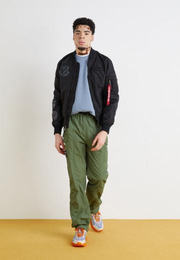 Брюки с накладными карманами