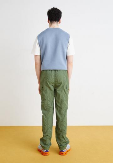 Брюки с накладными карманами