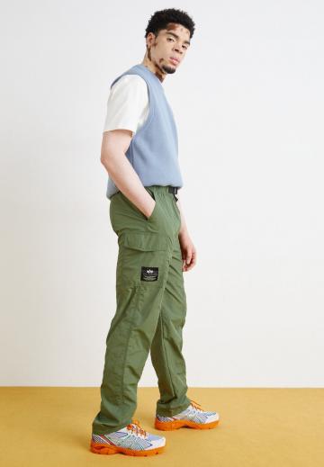 Брюки с накладными карманами