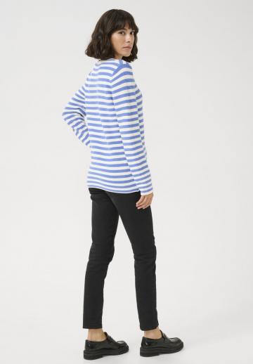 Пуловер в полоску