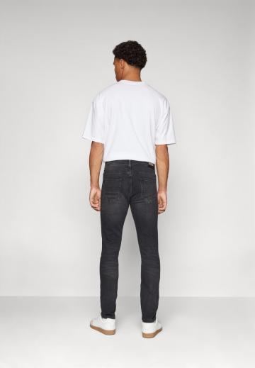 Узкие джинсы