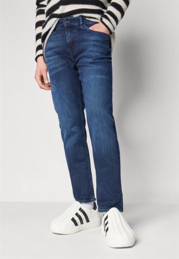 Узкие джинсы