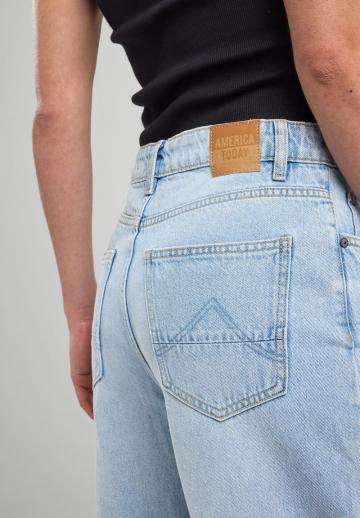 Прямые джинсы